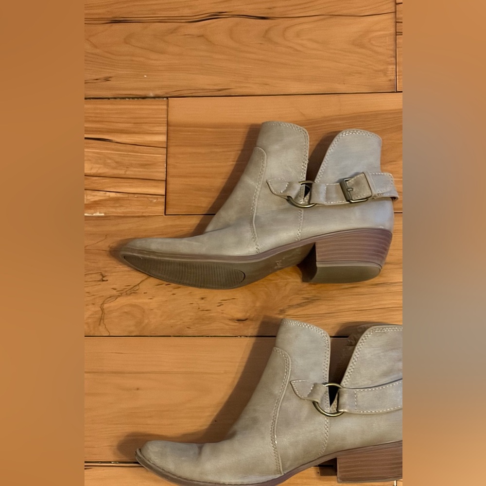 Stylish beige ankle  Boots